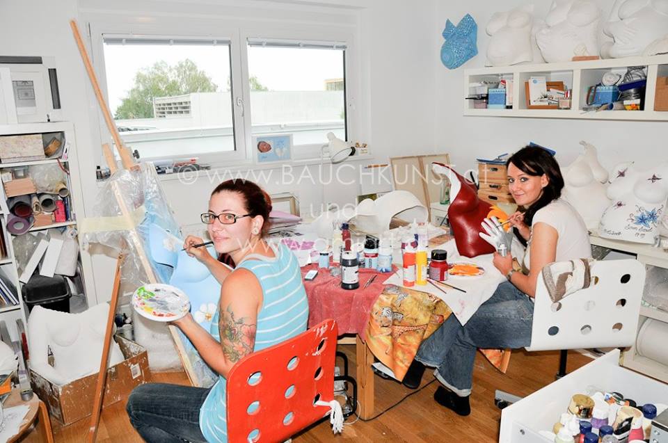 Annegret Liebminger mit Kollegin Angela Harand beim verschönern von Gipsbäuchen, buntes Atelier, viele Gipsbäuche, gemeinsam malen sie einen Gipsbauch an